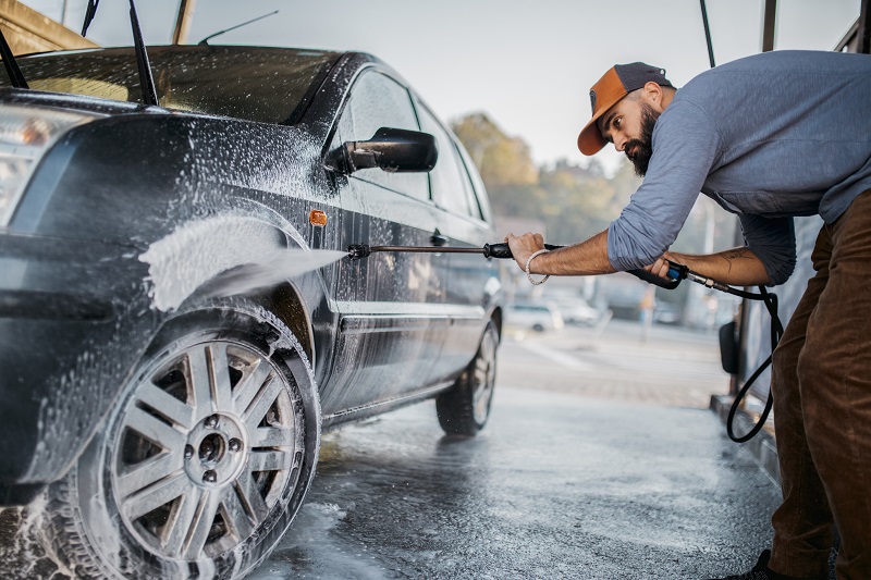 Mężczyzna myjący samochód